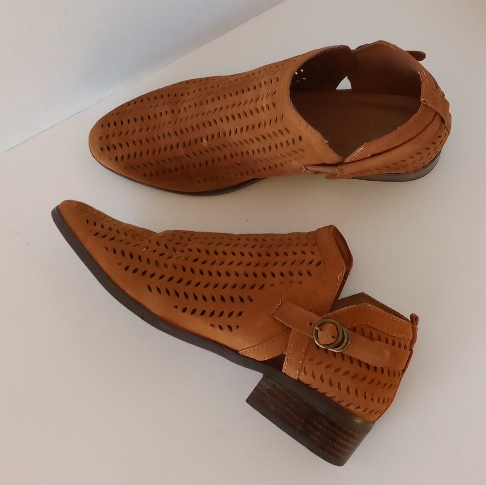 Bamboo Lasercut Ankle Boots Women's size 9